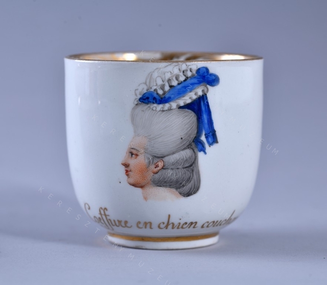 Csésze, aljjal