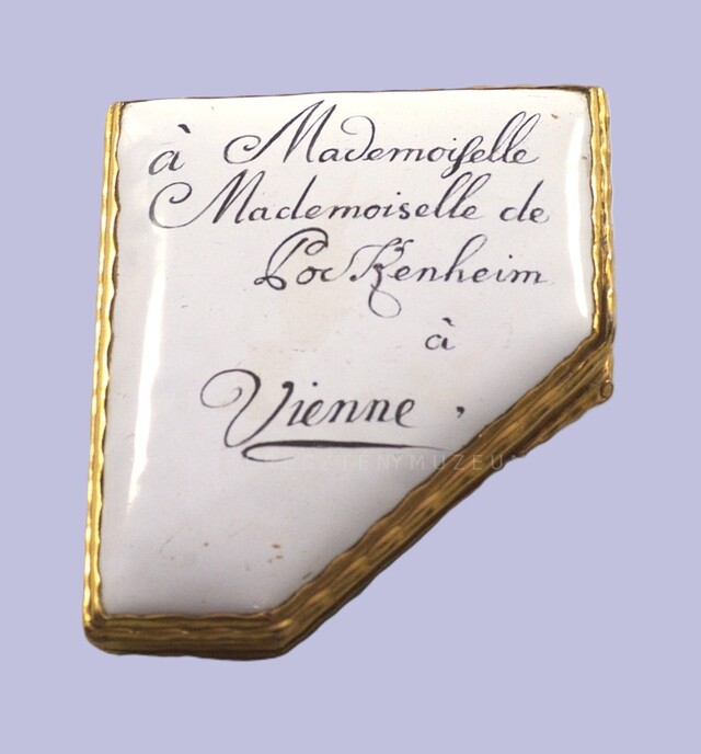 Envelope form snuffbox