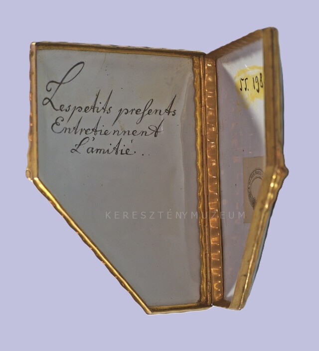 Envelope form snuffbox