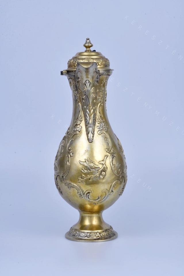 Jug with lid