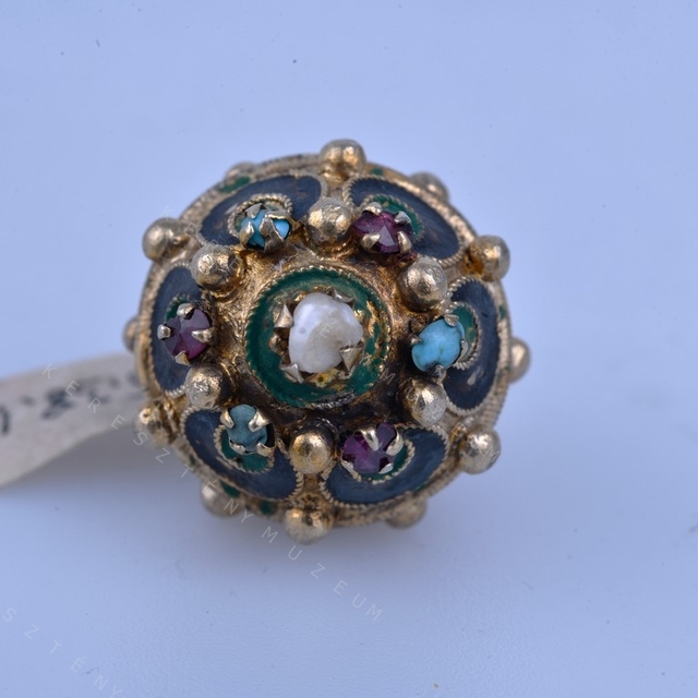 Decorative button for mente